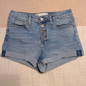 High waisted stretchy jean shorts w/button up front. RSQ brand. Size 3/w26